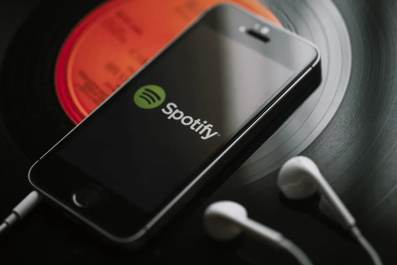 Jak dodać pliki lokalne do Spotify na telefonie - proste kroki i porady